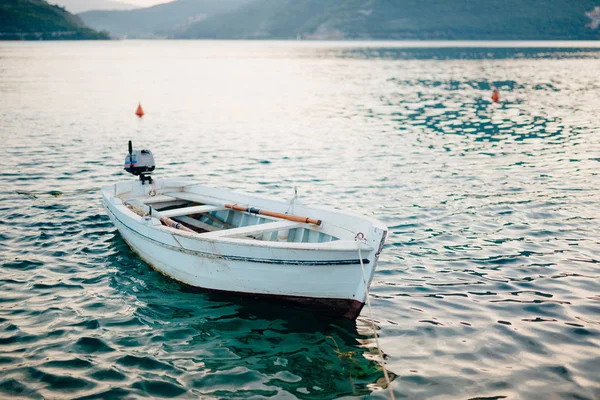 Bărci de lemn pe apă. În Golful Kotor din Muntenegru. Ma — Fotografie, imagine de stoc