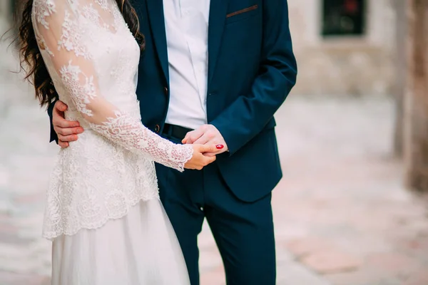 O noivo abraça a noiva na praia. Casamento em Montenegro — Fotografia de Stock