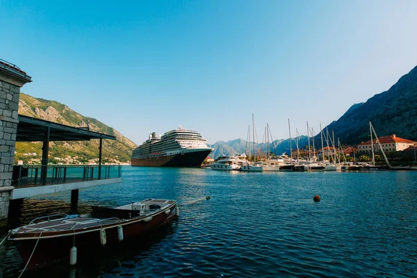 Enorme navio de cruzeiro na Baía de Kotor, no Montenegro. Perto do velho — Fotografia de Stock
