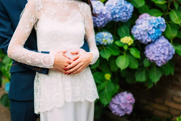 Ženich zahrnuje nevěsta v lese. Svatba v Montenegro — Stock fotografie