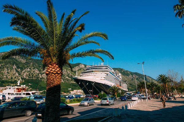 Enorme crucero en la bahía de Kotor en Montenegro. Cerca del viejo — Foto de Stock