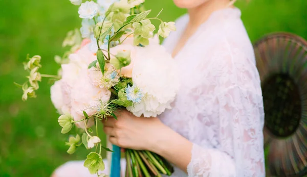 Buquê de casamento de peônias nas mãos da noiva. Casamento em — Fotografia de Stock