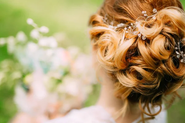 Hairstyle of the bride close-up. The hairdresser finished making — Stock Photo, Image