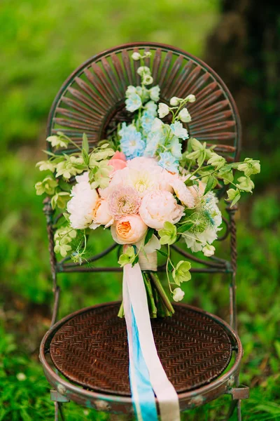 Ramo de boda de peonías en una silla de metal vintage Boda en M — Foto de Stock