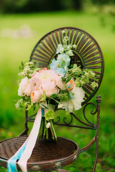 Ramo de boda de peonías en una silla de metal vintage Boda en M —  Fotos de Stock