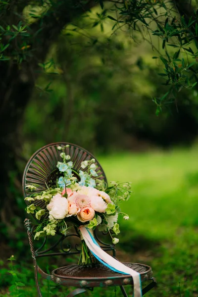 Ramo de boda de peonías en una silla de metal vintage Boda en M — Foto de Stock