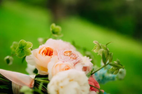 Anillos de boda en un ramo de peonías —  Fotos de Stock