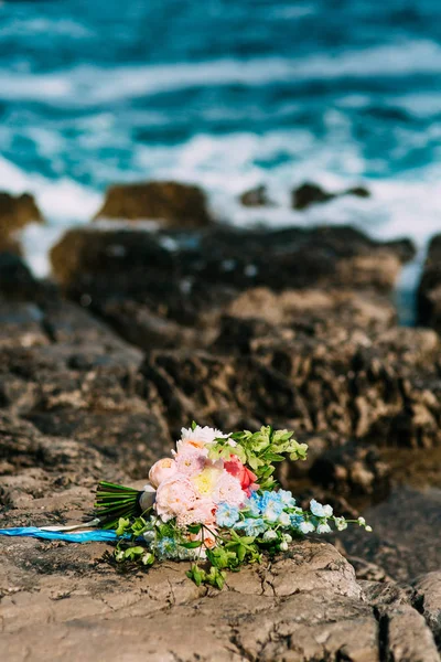 Ramo de boda de peonías en las rocas junto al mar. Boda en M — Foto de Stock