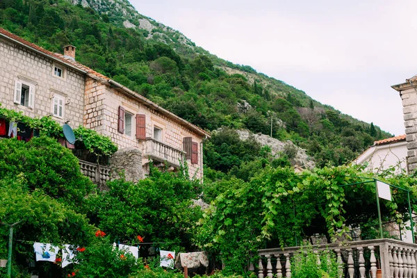 A cidade velha de Perast, na costa de Kotor Bay, Montenegro. Th... — Fotografia de Stock