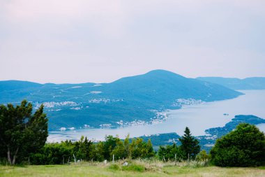 Karadağ üzerinden Fort Gorazde dağlarda görünümden. Kot