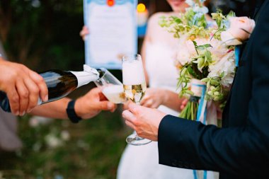 Şampanya bardağa dökülür.