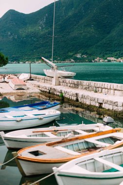 Ahşap tekneler su. Kotor Körfezi içinde Karadağ. Ma