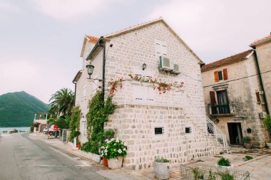 Eski şehir, Perast Kotor Koyu'ndaki, Karadağ kıyısında. İnci