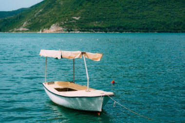 Eski şehir, Perast Kotor Koyu'ndaki, Karadağ kıyısında. İnci