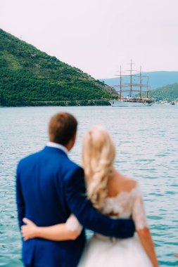 Damat gelini sahilde kucaklar. Düğün Karadağ