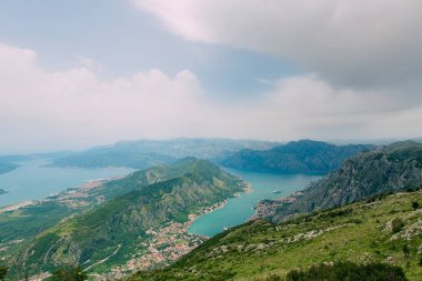 Kotor Körfezi tepelerden. Mount Lovcen için bay göster
