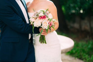 Gül, peonies ve succulents elinde oluşan düğün buketi