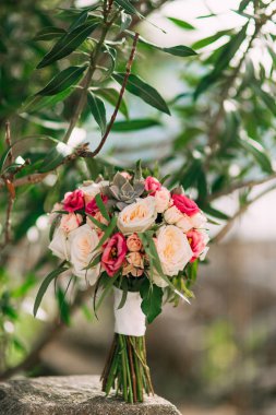 Düğün buket gül, peonies ve succulents bir arka plan üzerinde