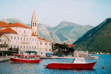 Eski şehir, Perast Kotor Koyu'ndaki, Karadağ kıyısında. İnci