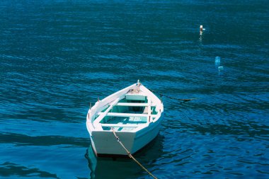Ahşap tekneler su. Kotor Körfezi içinde Karadağ. Ma
