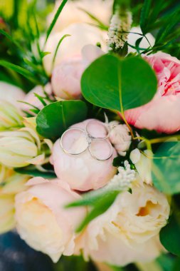 Alyans peonies bir buket üzerinde