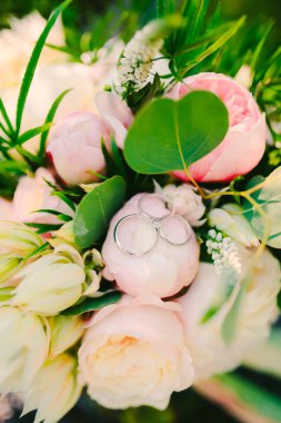 Alyans peonies bir buket üzerinde