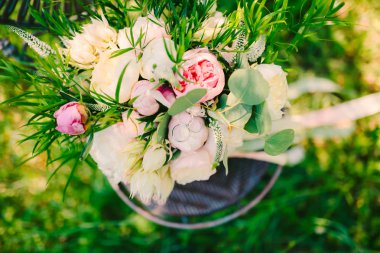 Alyans peonies bir buket üzerinde