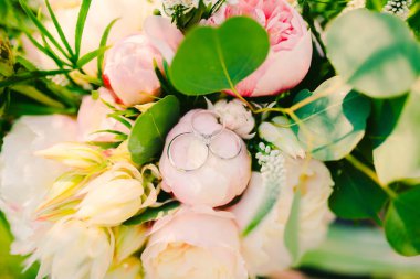 Alyans peonies bir buket üzerinde