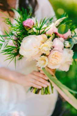 Düğün buket peonies gelinin elinde. İçinde düğün