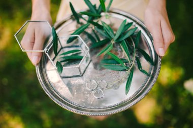 Alyans ile zeytin dalı onların elinde gümüş bir tepsi