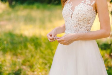 Gelinin elinde küpeler