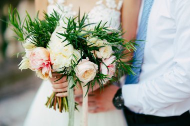 Düğün buket peonies gelinin elinde. İçinde düğün