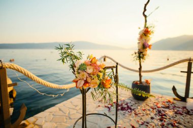 Düğün töreni, çiçek aranjmanı masa. Deco düğün