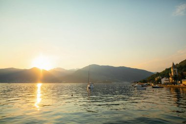 Denizde günbatımında yat. Backgro bir yatta silüeti