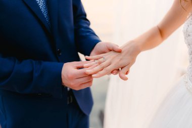 Gelin Damat Düğün ceremon, yüzük koyar