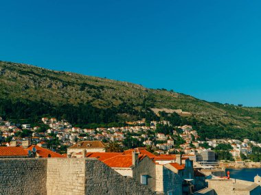 Dubrovnik'in tarihi kent, Hırvatistan. Kiremitli çatıları evlerin. Kilise TH