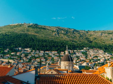 Dubrovnik'in tarihi kent, Hırvatistan. Kiremitli çatıları evlerin. Kilise TH