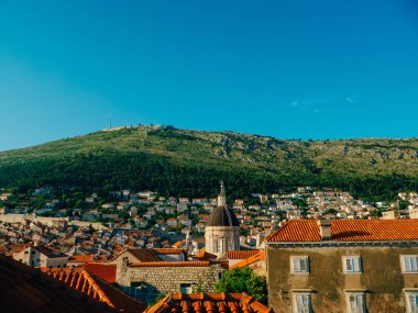 Dubrovnik'in tarihi kent, Hırvatistan. Kiremitli çatıları evlerin. Kilise TH