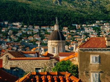 Dubrovnik'in tarihi kent, Hırvatistan. Kiremitli çatıları evlerin. Kilise TH