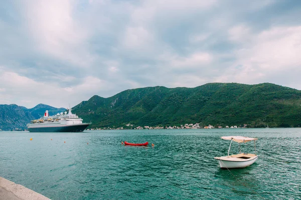 Enorme navio de cruzeiro na Baía de Kotor, no Montenegro. Uma bela — Fotografia de Stock