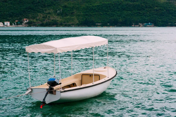 Träbåtar på vattnet. I fjärden av Kotor i Montenegro. Ma — Stockfoto
