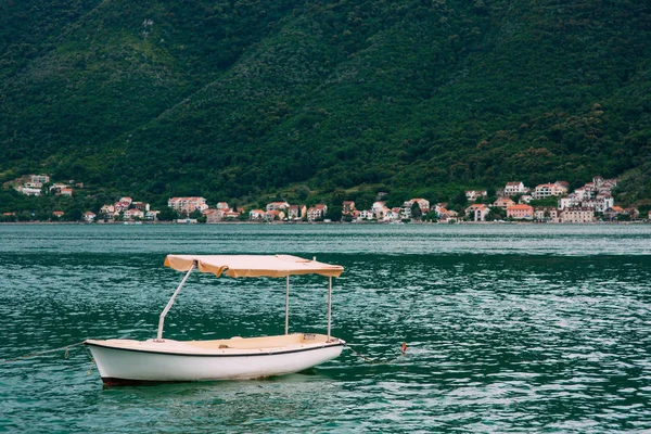 Houten boten op het water. In de baai van Kotor in Montenegro. Ma — Stockfoto