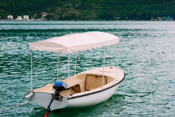 Bateaux en bois sur l'eau. Dans la baie de Kotor au Monténégro. Ma... — Photo