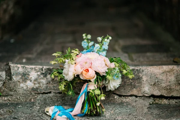 Buquê de casamento de peônias nas rochas. Casamento em Montenegro , — Fotografia de Stock