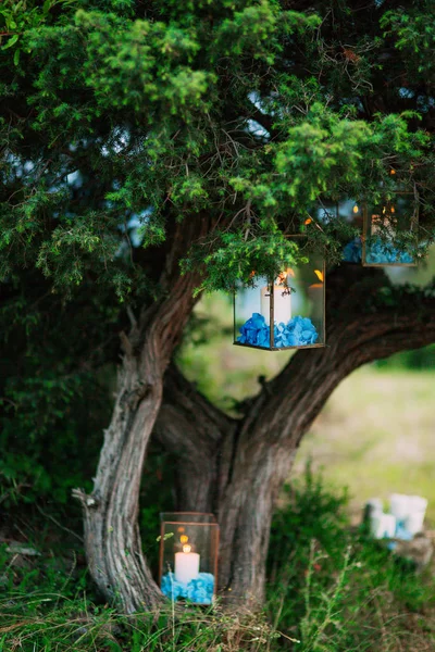 Svíčky ve skle svítilny. Svatební dekorace. Svatba v Monteneg — Stock fotografie