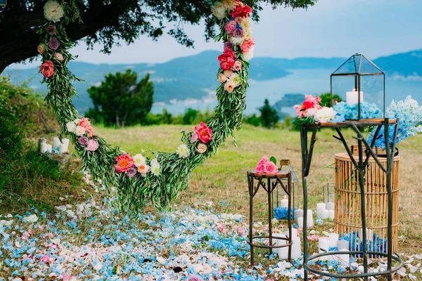Arco de casamento redondo de flores e ramos de azeitona. Pendurado no — Fotografia de Stock