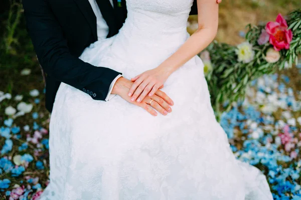 Rukou novomanželů s kroužky — Stock fotografie
