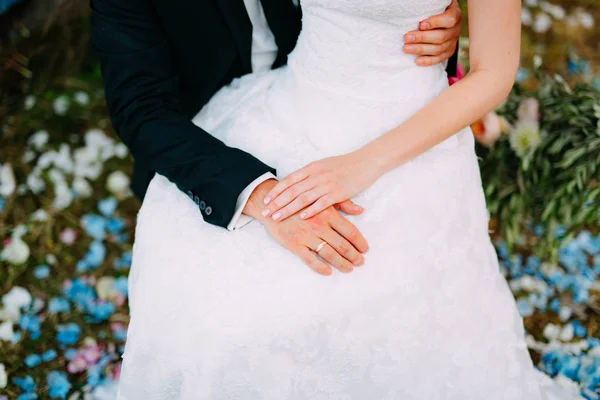 As mãos dos recém-casados com anéis — Fotografia de Stock