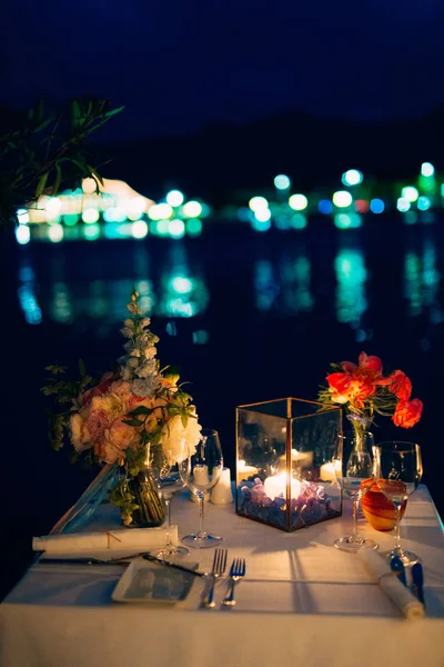 Dîner de mariage aux chandelles. Décorations de mariage — Photo