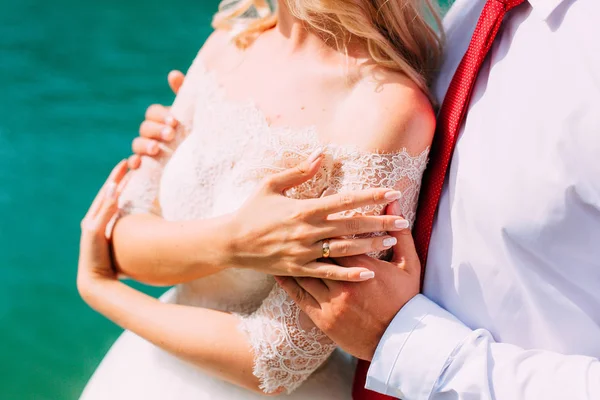 El novio abraza a la novia en la playa. Boda en Montenegro — Foto de Stock